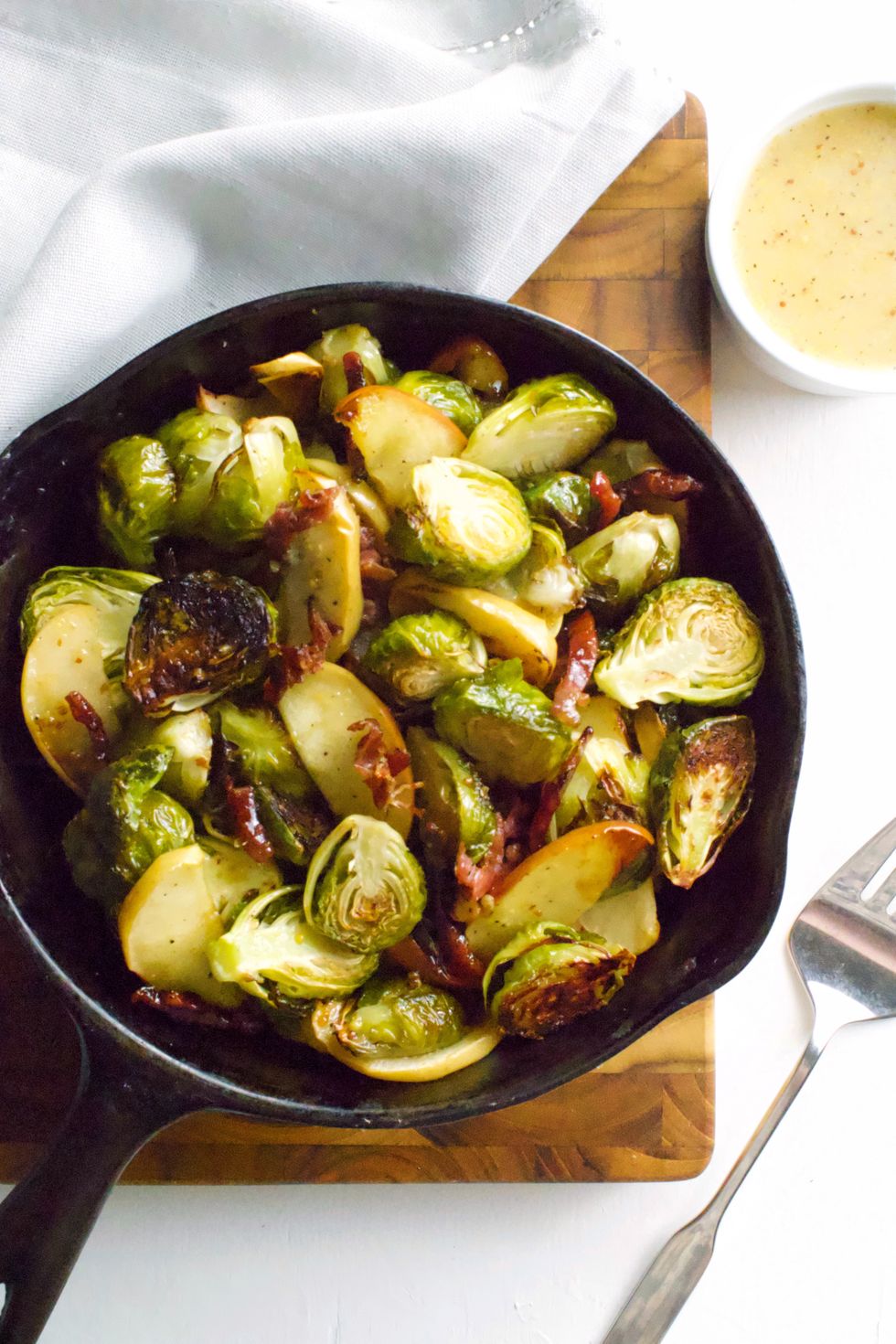 roasted brussels sprouts with apples and prosciutto