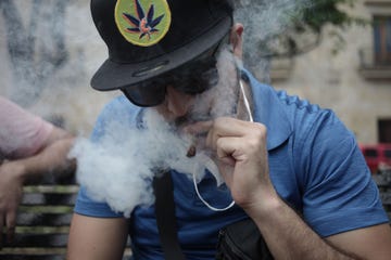 Fumar, vapear o comer cannabis de manera habitual conlleva un riesgo mayor de problemas de corazón, según una investigación en Canadá