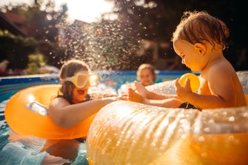 ninos jugando en piscina en flotador