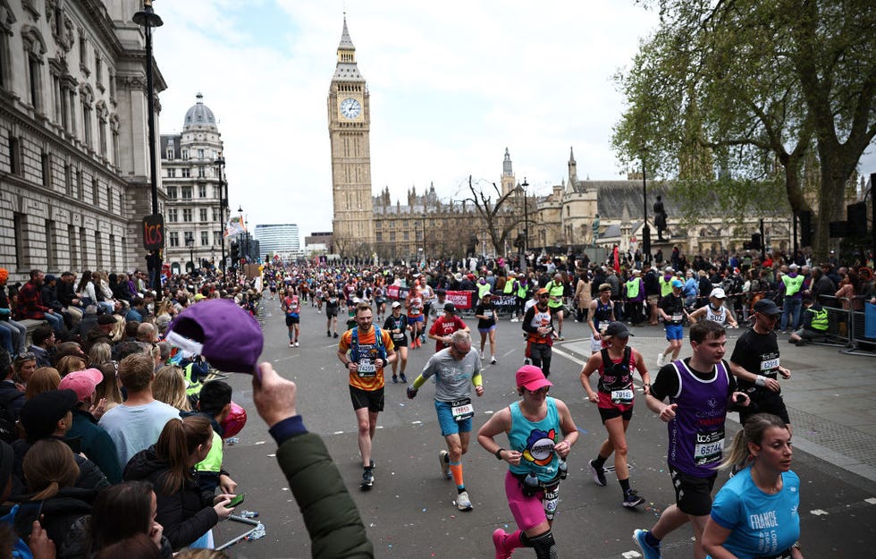 runners in the london marathon