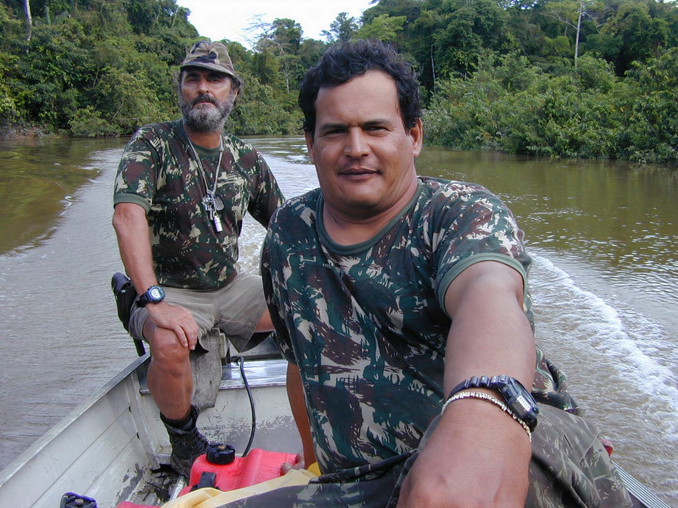 Rieli Franciscato rechts nam in 2001 als agent van de FUNAI Fundao Nacional do ndio het Braziliaanse bureau voor indianenzaken deel aan een expeditie om de aanwezigheid van gesoleerd levende stammen in het reservaat Terra Indgena Vale do Javari vast te leggen Links de leider van de expeditie Sydney Possuelo destijds hoofd van de FUNAIafdeling voor gesoleerd levende stammen