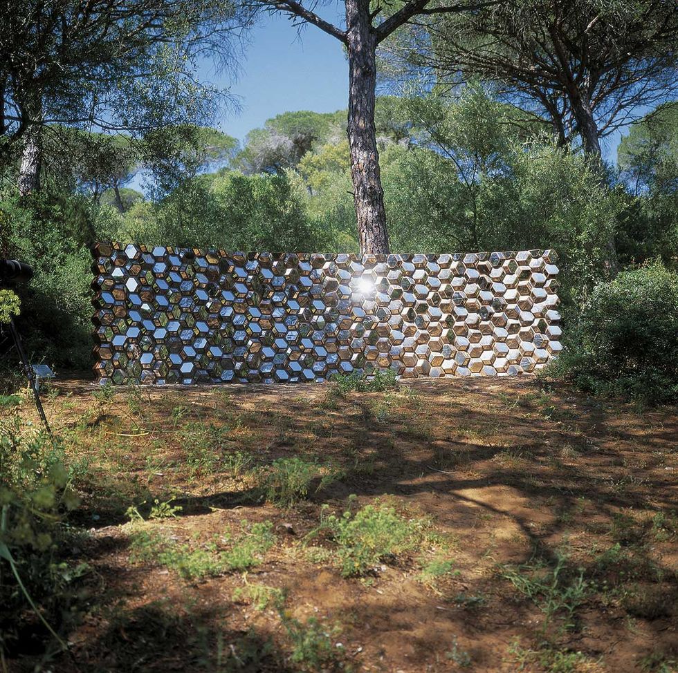 fundación nmac, esta obra se titula pared de ladrillos quasi, concebida por olafur eliasson en 2002