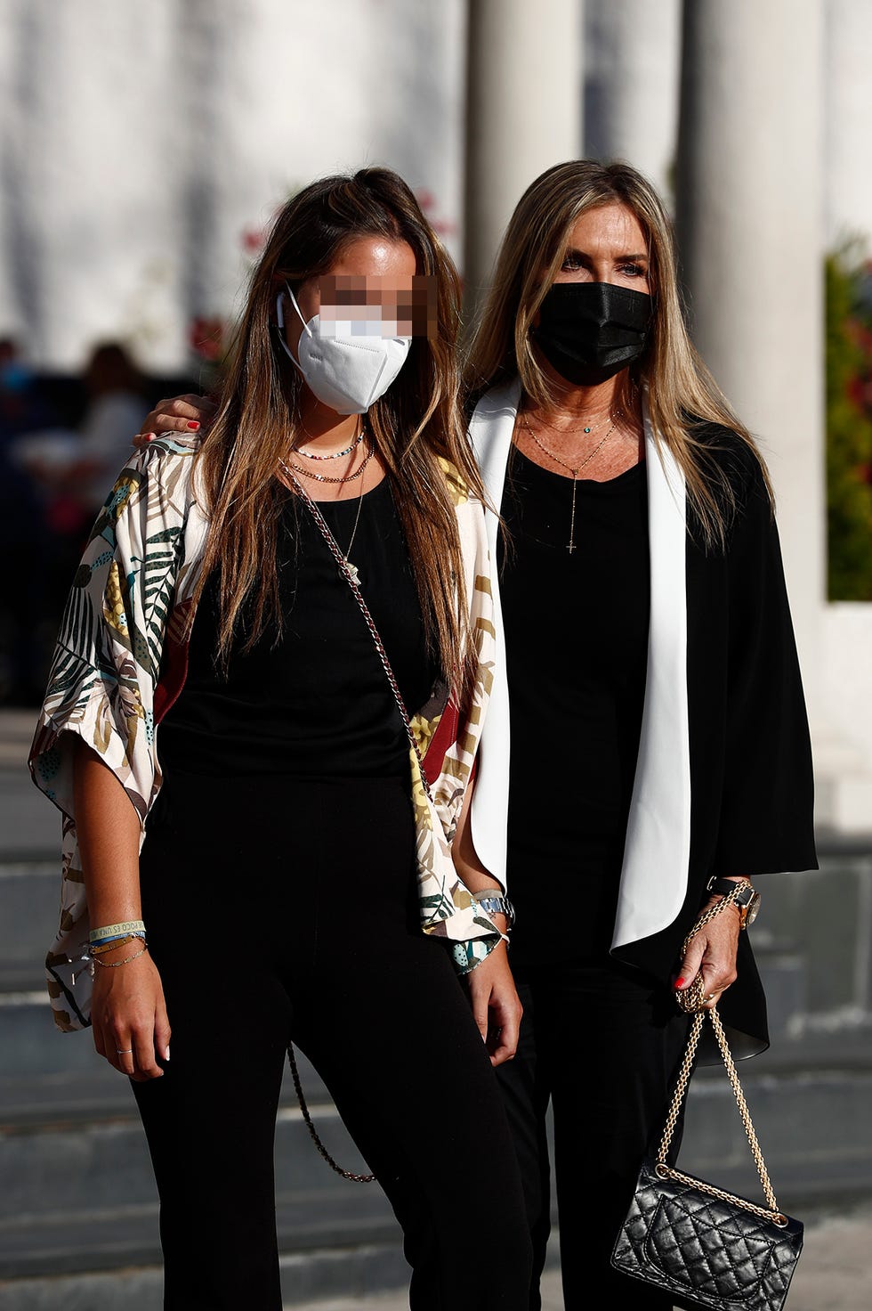 la representante susana uribarri junto a su hija en el funeral en memoria de alex lequio