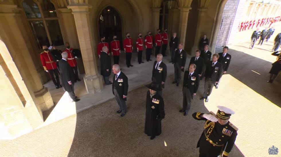 la reina de inglaterra llega al funeral de su marido