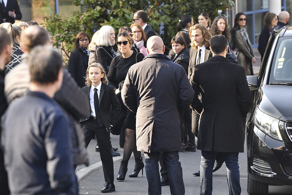 Vehicle, Event, Pedestrian, Car, Luxury vehicle, Bodyguard, White-collar worker, Official, Crowd, Compact car, 