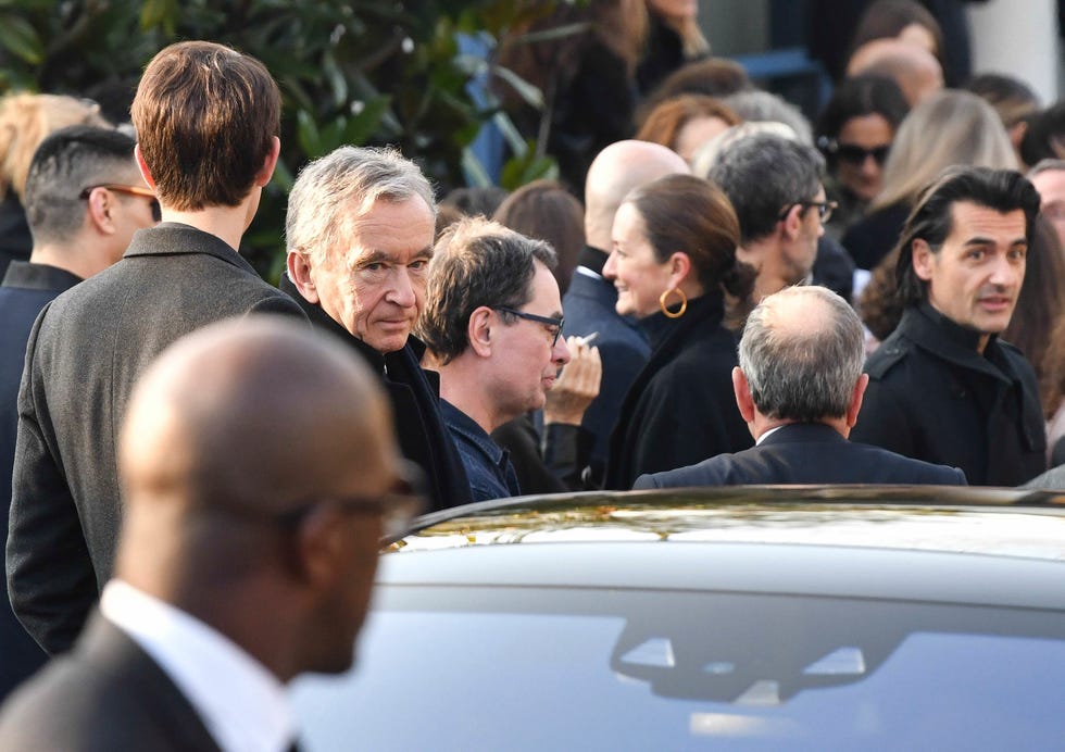 Motor vehicle, People, Crowd, Event, Luxury vehicle, Ceremony, Vehicle, Businessperson, Car, White-collar worker, 