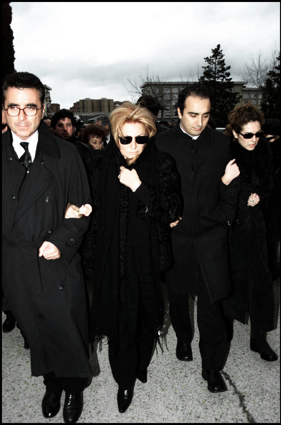 el torero junto a rocío carrasco, rocio jurado y fidel albiac durante el entierro de pedro carrasco
