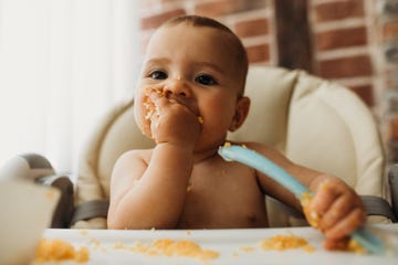 bebe comiendo con las manos