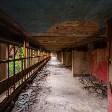 i corridoi dell'istituto marchiondi spagliardi lasciati in stato di abbandono