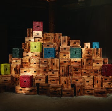 fuorisalone 2024, installazione on the rocks di bottega veneta a palazzo san fedele, realizzata con casse speciali in legno e in pelle colorata