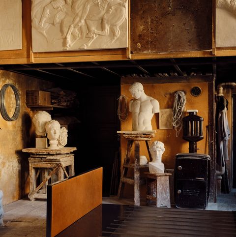 una serie di candide statue classiche all'interno degli spazi di dimorestudio
