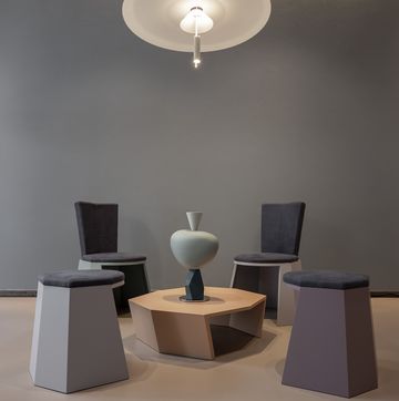 fuorisalone 2024, materiali di design, nella foto un tavolino, delle sedie e un vaso di design