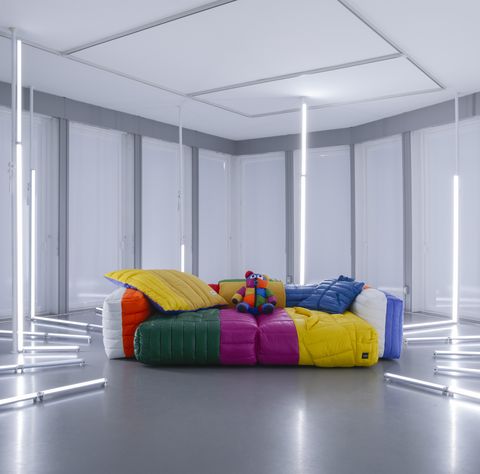 fuorisalone 2024 e la moda, vetsak x aspesi, transformation, nella foto un divano colorato con un pupazzo in una stanza bianca