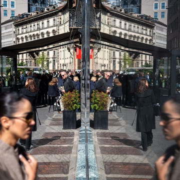 FuoriSalone 2025, nuovi arredi design Durini e dintorni fuorisalone 2025, nuovi arredi design durini e dintorni, via affollata del centro di milano