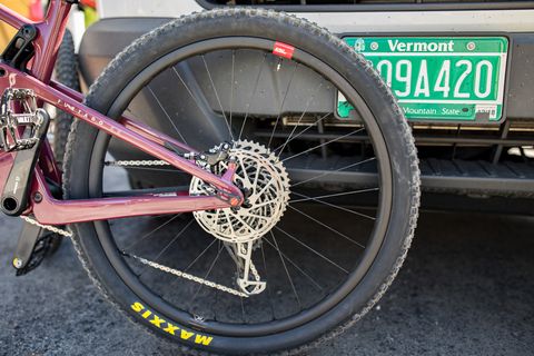 Land vehicle, Bicycle wheel, Tire, Vehicle, Bicycle tire, Spoke, Bicycle part, Bicycle, Motor vehicle, Automotive tire, 