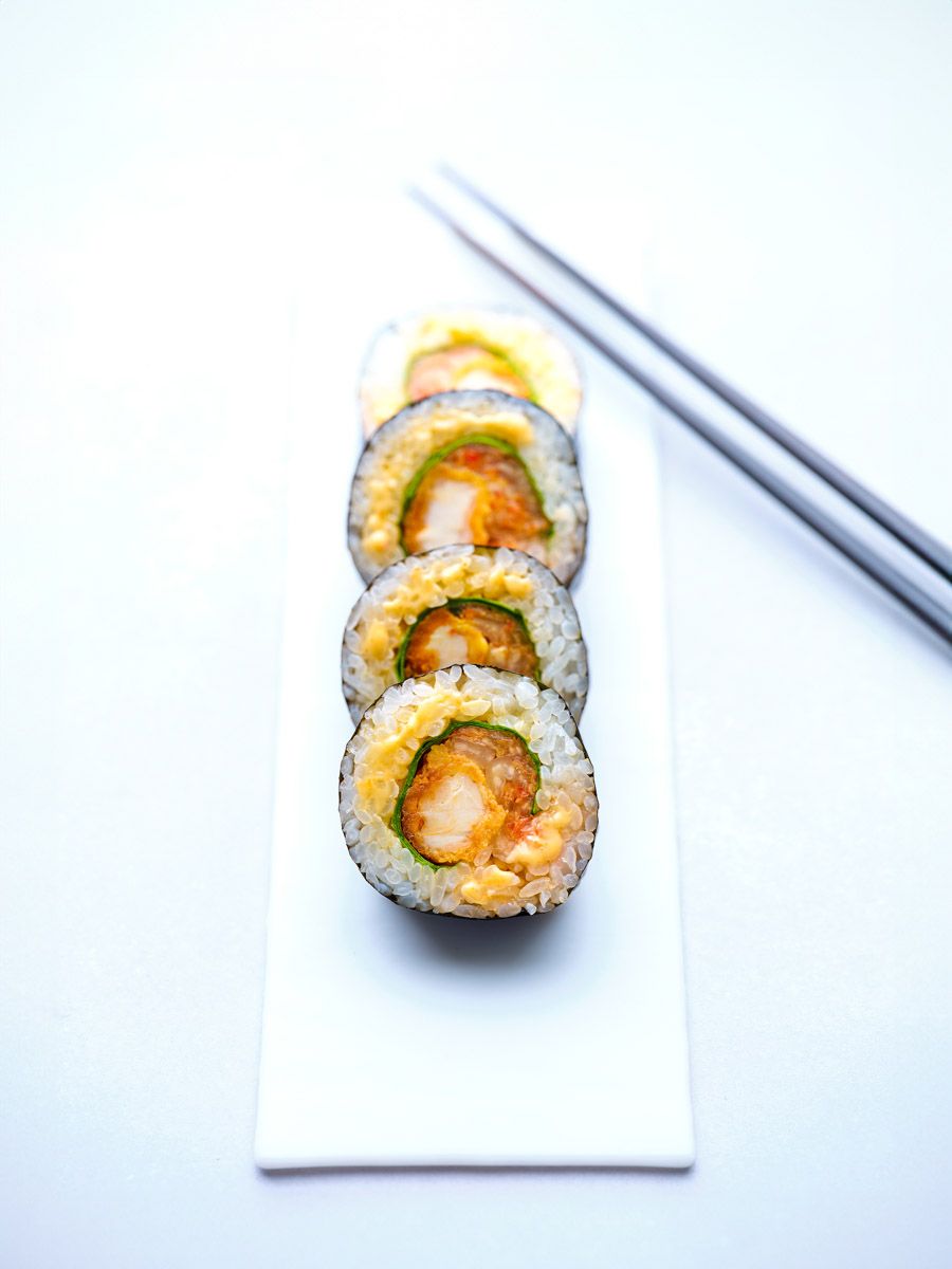 plano detalle de futomaki chicken de albert adria y sushi shop