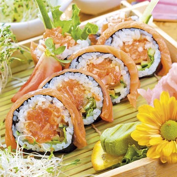 Futomaki de salmón y aguacate futomaki de salmón y aguacate