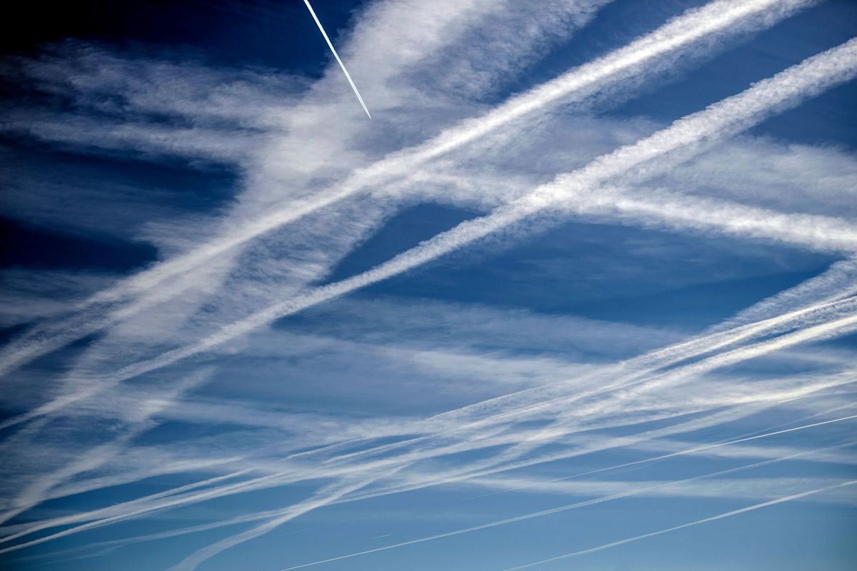 In de hemel boven Keulen wemelt het van de condenssporen van passagiersvliegtuigen Omdat de vervuilende deeltjes in deze vliegtuigstrepen bijdragen aan de klimaatverandering zoeken wetenschappers naar manieren om ze te voorkomen Het is een van de vele benaderingen die momenteel worden onderzocht om het vliegen duurzamer te maken
