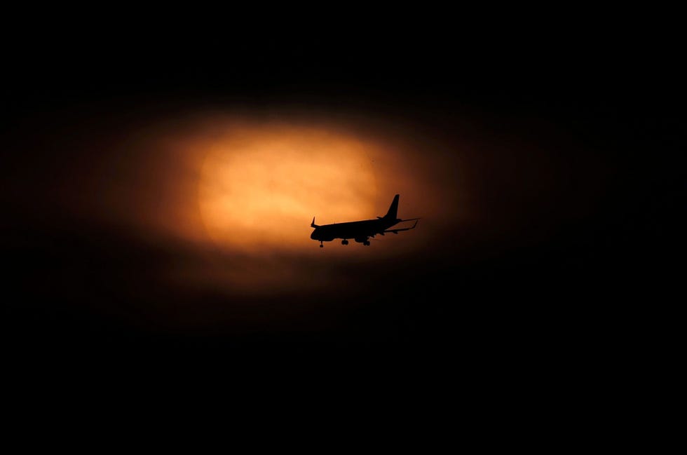 Een vliegtuig landt bij zonsopgang op de luchthaven van MexicoStad Er wordt steeds meer gebruik gemaakt van kunstmatige intelligentie om de beste vluchtroutes te berekenen en vertragingen te voorkomen zodat vliegtuigen minder lang ongebruikt op de landingsbaan staan of boven een luchthaven moeten rondcirkelen