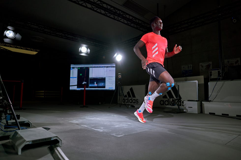 ﻿un atleta prueba un prototipo de las dress adidas adizero adios pro en el laboratorio de la marca en alemania