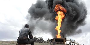 daniel day lewis and daniel plainview watching oil burn in there will be blood