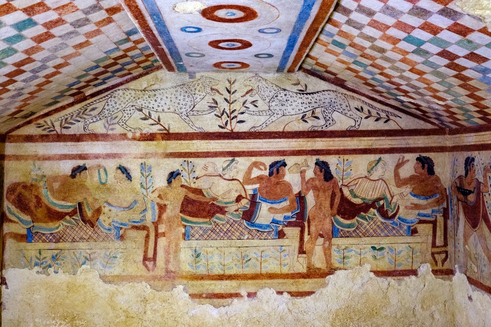 In het graf van de luipaarden in de Necropolis van Monterozzi bij Tarquinia is een banketscne afgebeeld waar dienaren aan het werk zijn voor een rijke familie