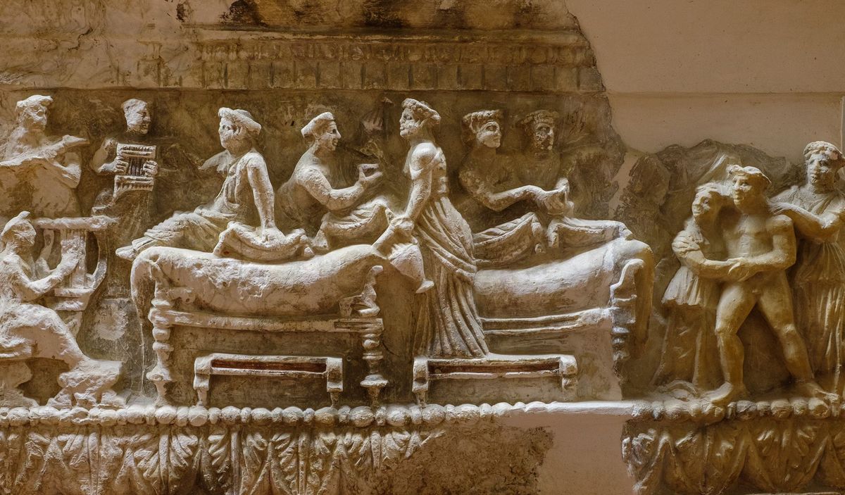 Op een asurn uit de omgeving van Volterra staat een Etruskisch banket afgebeeld