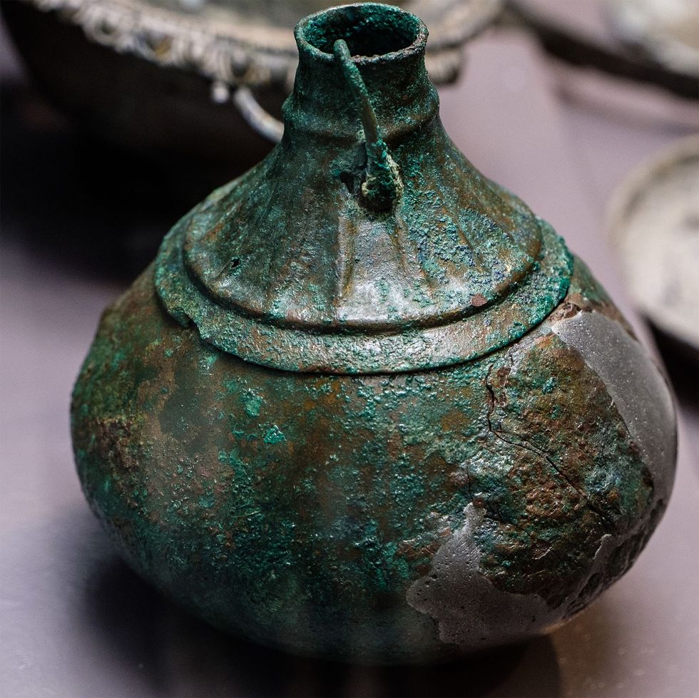 Deze bronzen parfumfles is gevonden als gift bij het sarcofaag van Larthia Seianti  de waarschijnlijke tweede vrouw van Lars Larcna Cencual