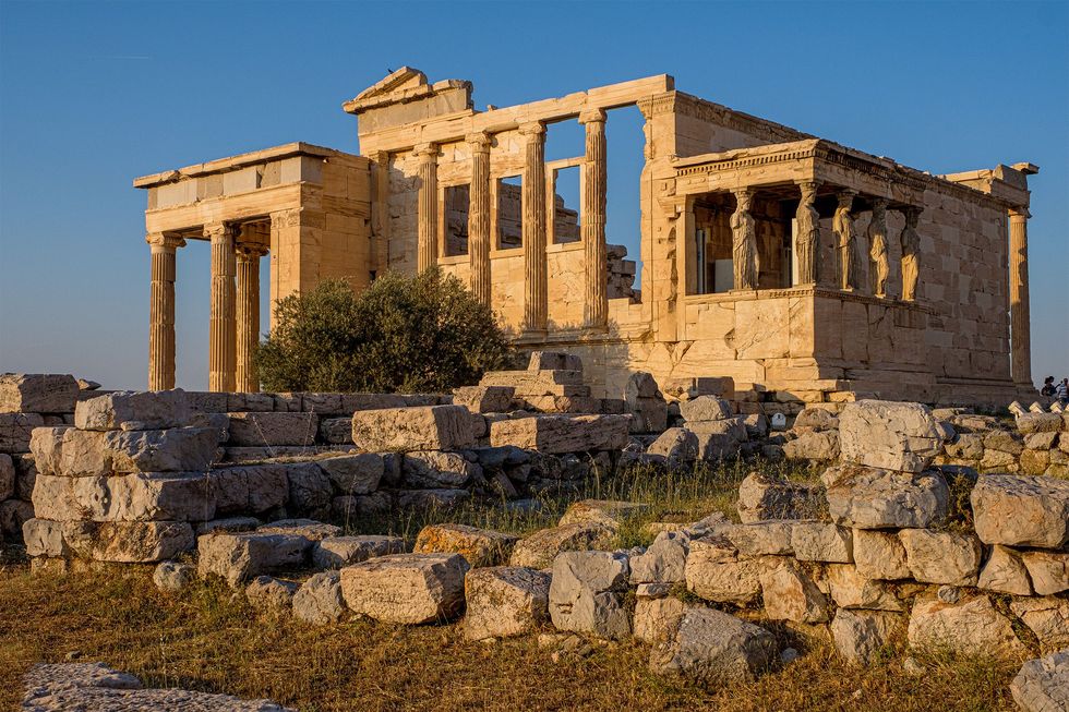 De Kariatidentempel stond in de Oudheid bekend als de Oude Tempel van Athena Hier stond het oudste meest heilige beeld van Athena Polias In de archieven van de schatbewaarders wordt de westkant van de tempel het Parthenon genoemd
