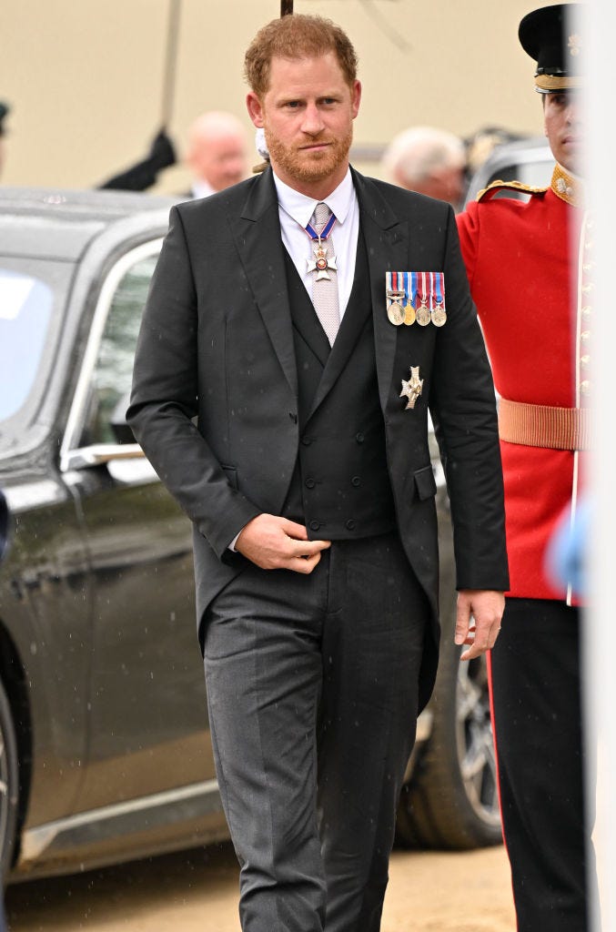 harry en la coronación de carlos iii como rey de inglaterra