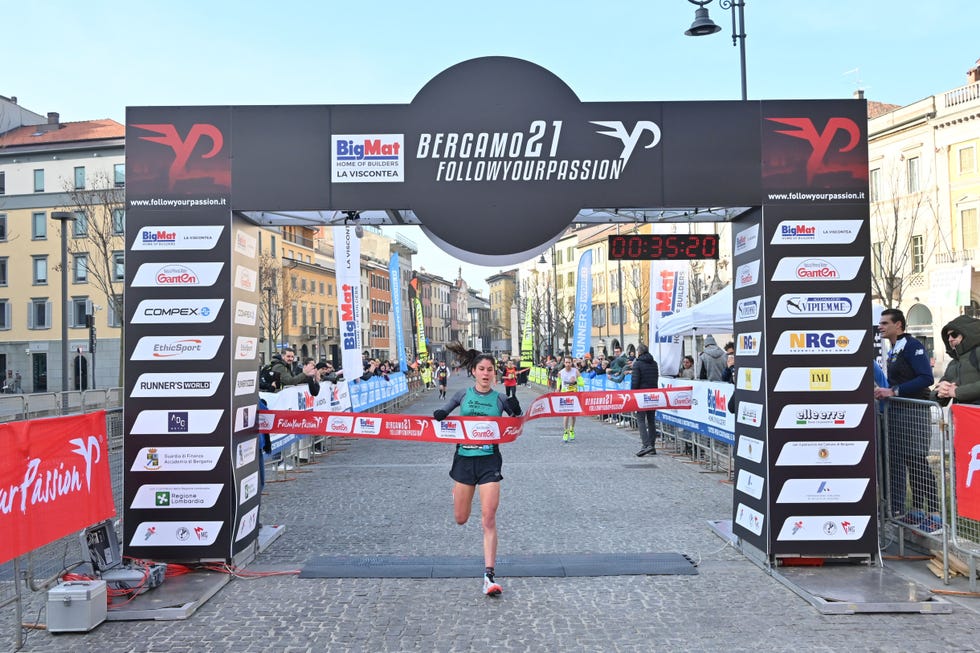 la bergamasca vivien bonzi, prima classificata della 10k