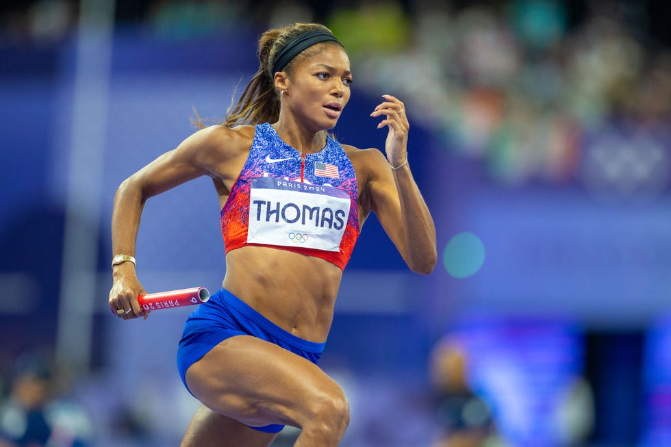 Paris, Fransa: 10 Ağustos: ABD'li Gabrielle Thomas, 10 Ağustos 2024'te Fransa'nın Paris kentinde düzenlenen 2024 Paris Yaz Olimpiyatları sırasında Stade de France'da düzenlenen atletizm müsabakaları sırasında kadınlar 4 x 400 m bayrak yarışı finalinde takımının altın madalya kazanmasının üçüncü ayağını koşuyor. (Fotoğraf: Tim Clayton/Corbis, Getty Images aracılığıyla)