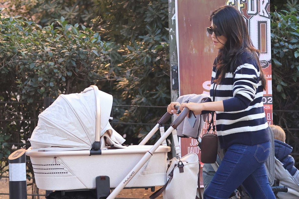 gabriela guillen estrena carrito para su bebe tras el robo del primero
