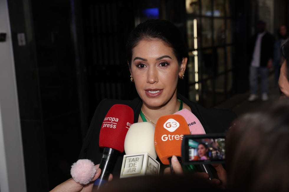 gabriela guillen habla ante los microfonos de la prensa