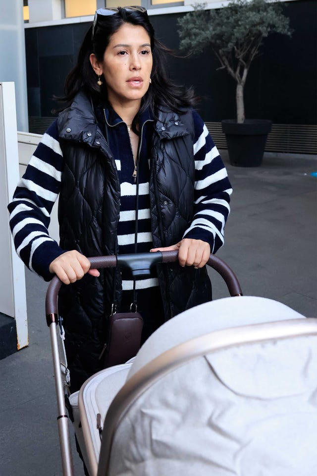 gabriela guillen estrena carrito para su bebe tras el robo del primero
