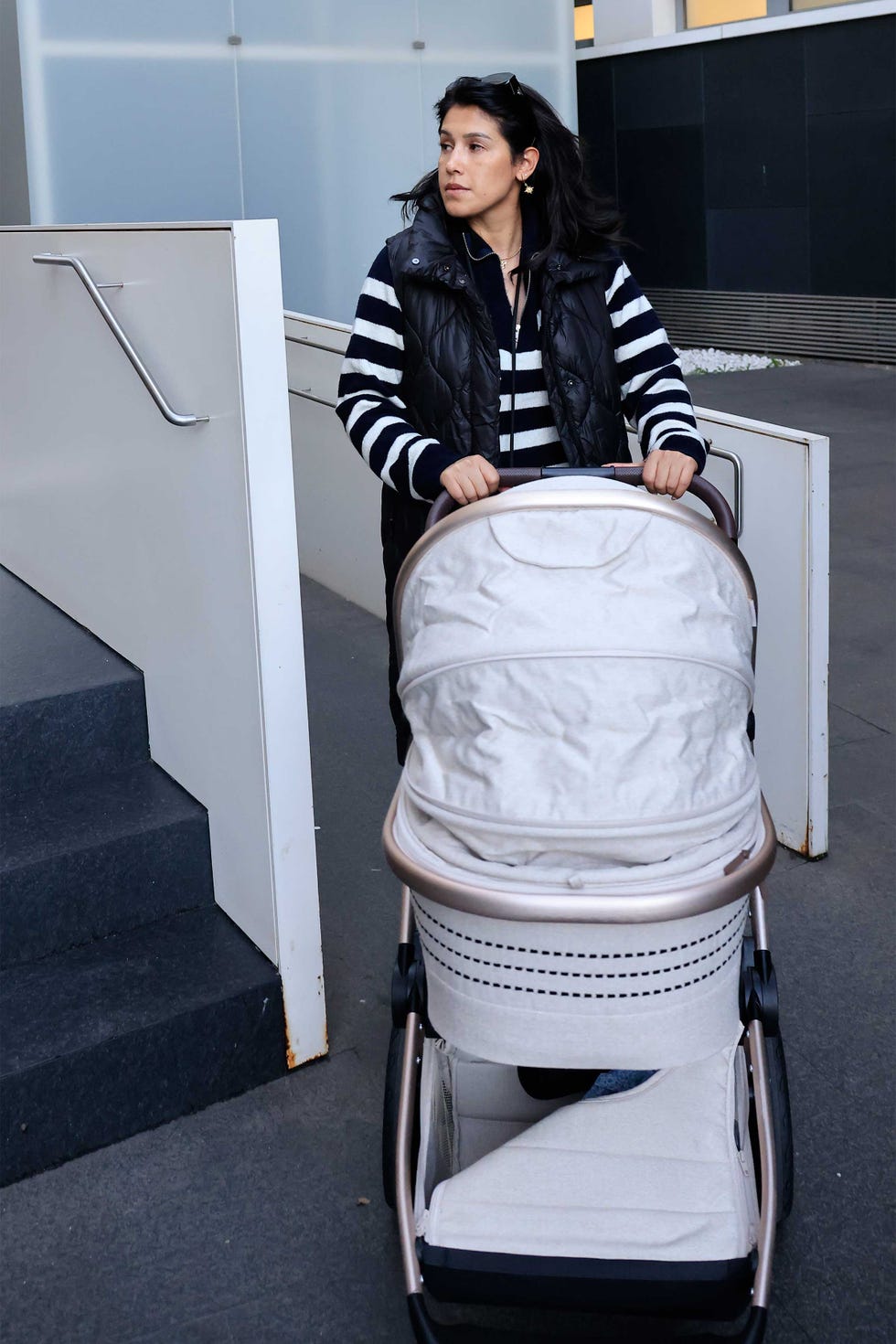 gabriela guillen estrena carrito para su bebe tras el robo del primero
