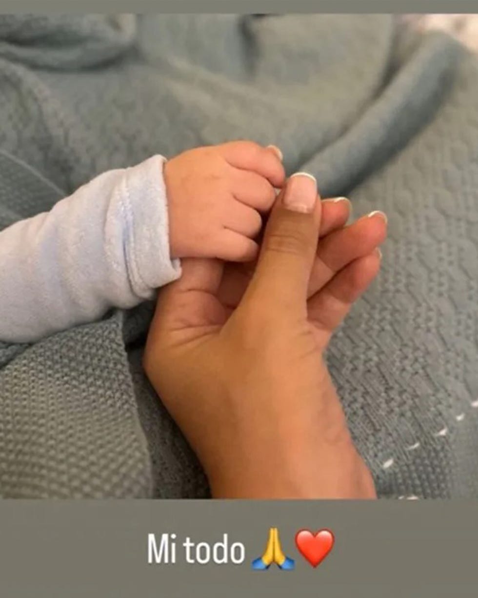 la mano de la ex de bertin osborne sostiene la de su bebe