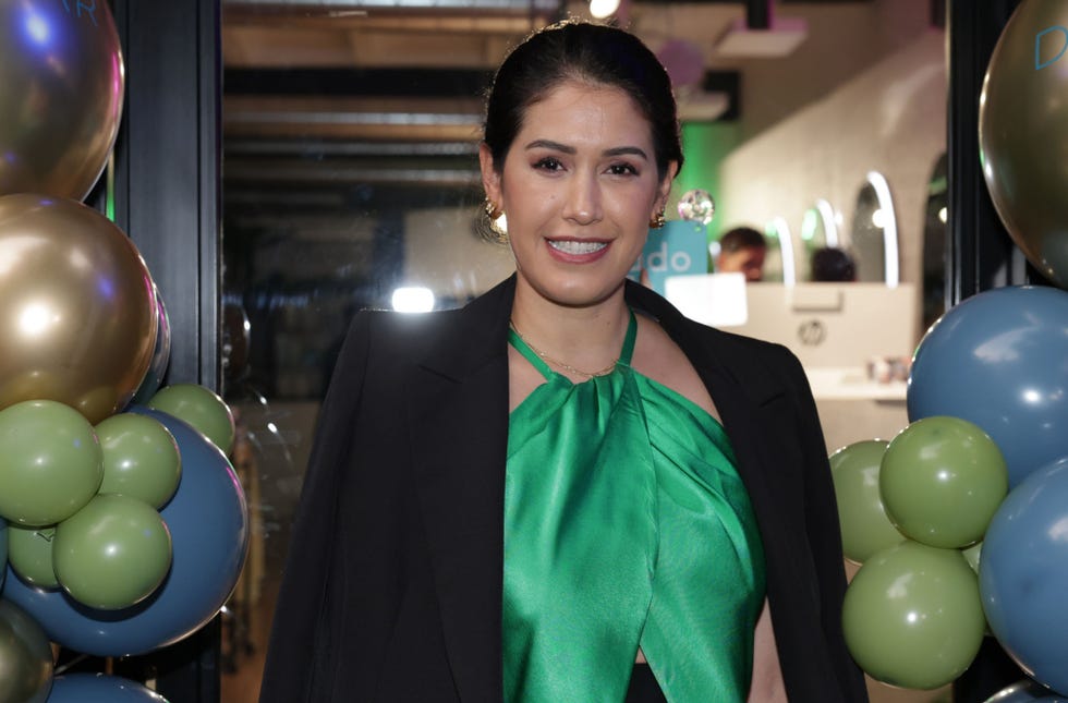 la ex de bertin osborne con un top verde y americana negra