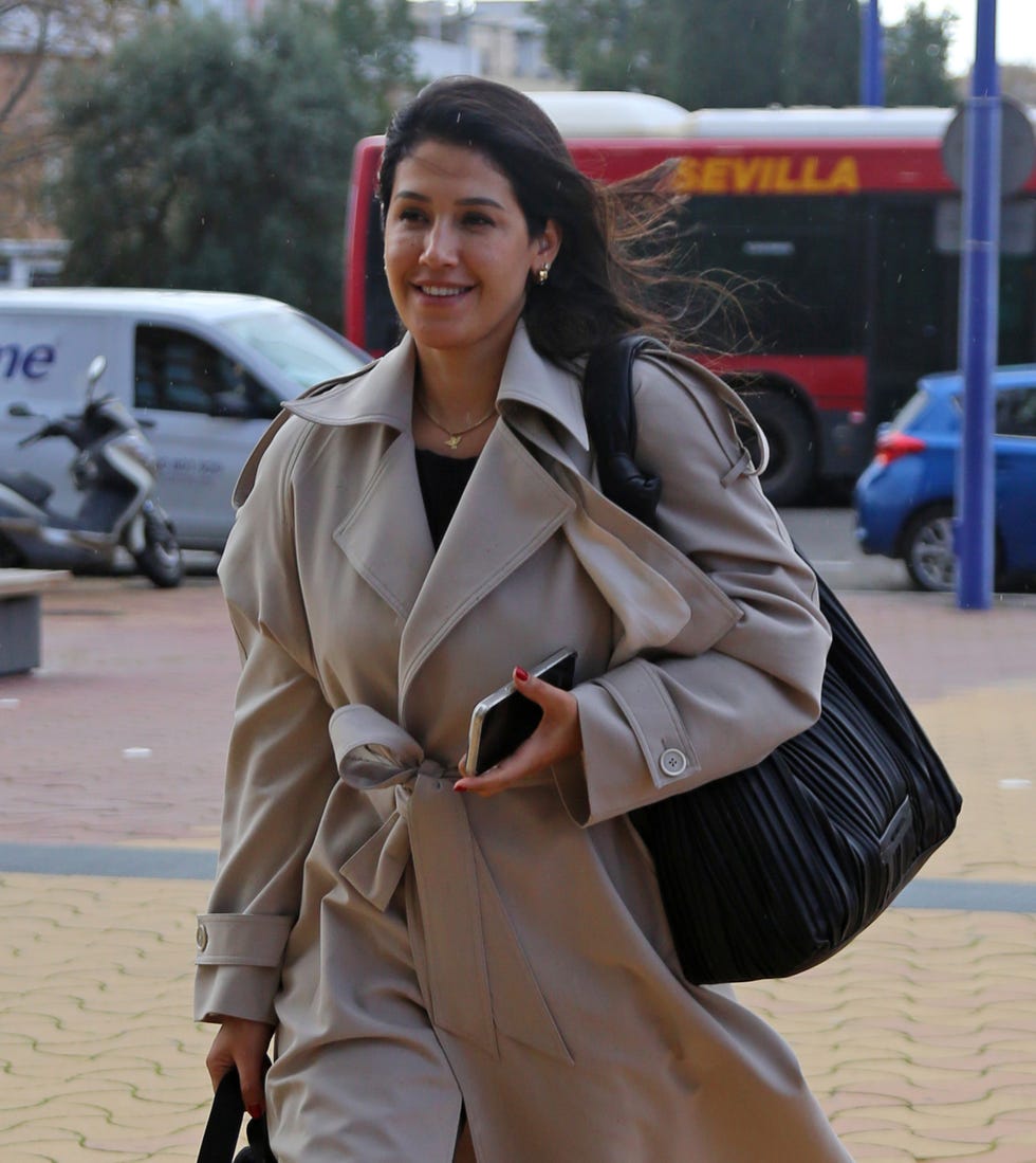 gabriela guillen con un trench paseando por la calle
