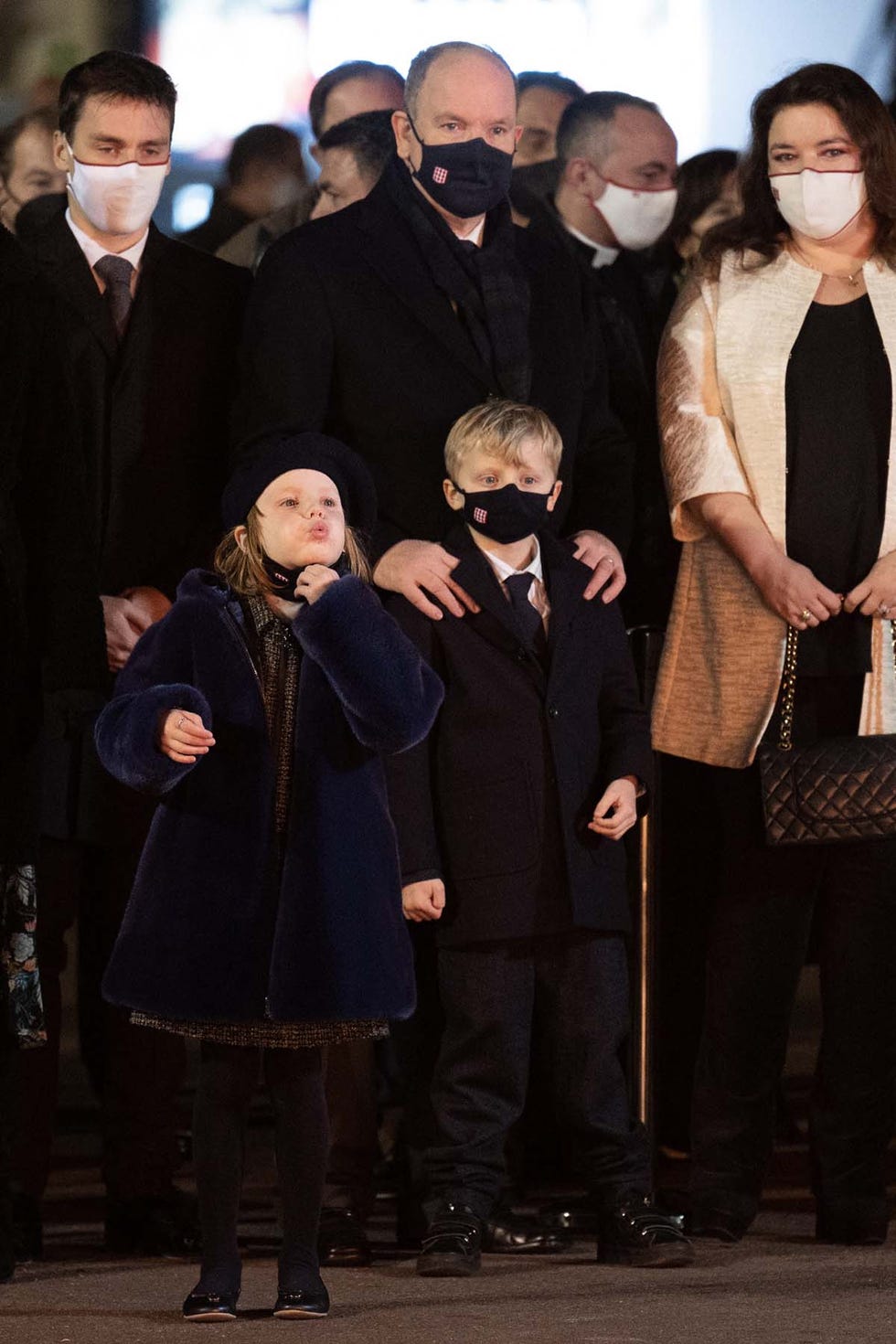 la familia real de monaco celebra la santa devota con la ausencia de charlene