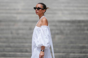 mujer con vestido blanco y gafas de sol