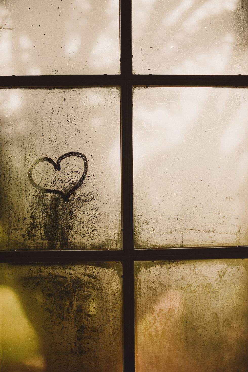 cuore su finestra