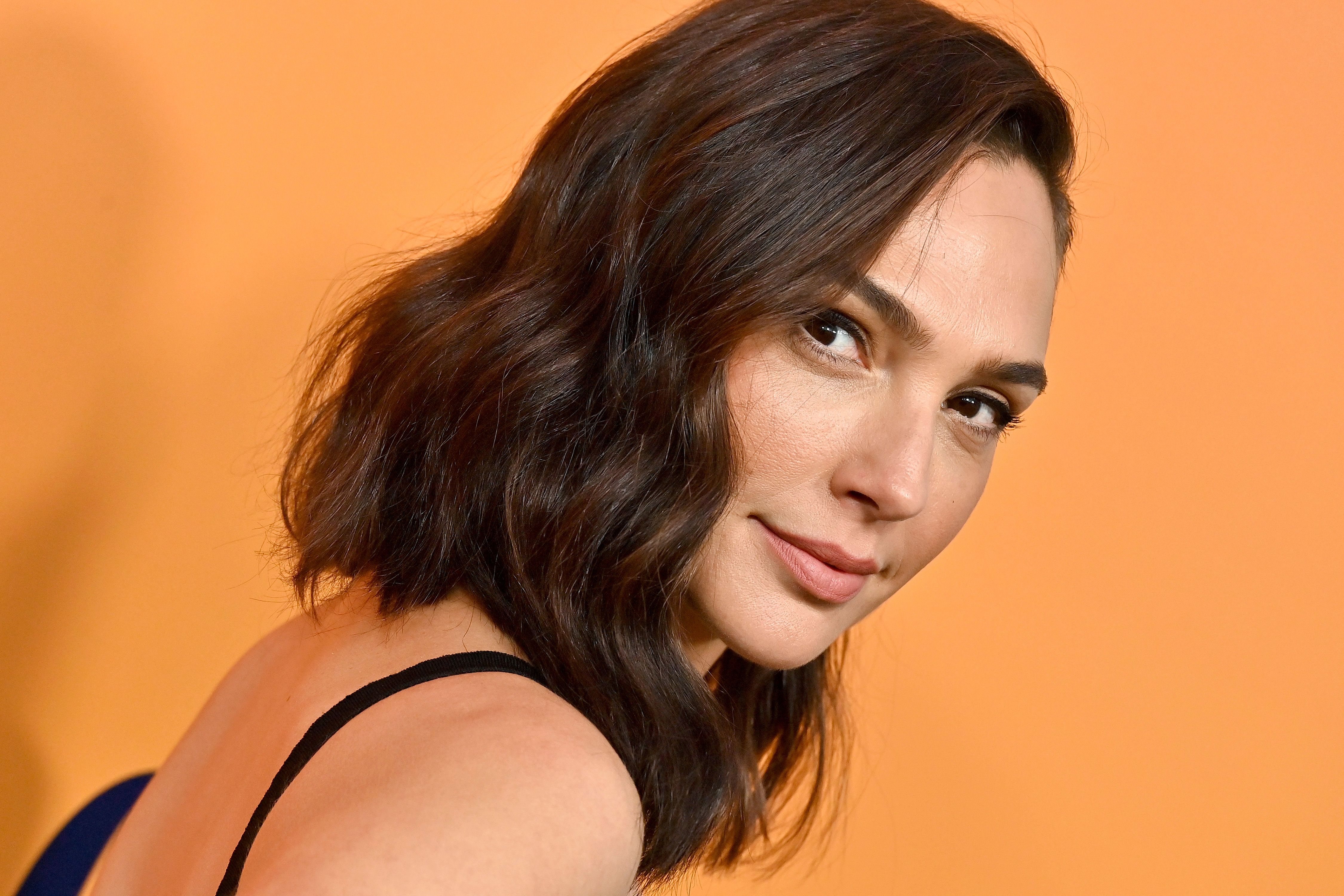 4500px x 3000px - Gal Gadot Flashes Her Wonder Woman Abs In A Fun New IG Video
