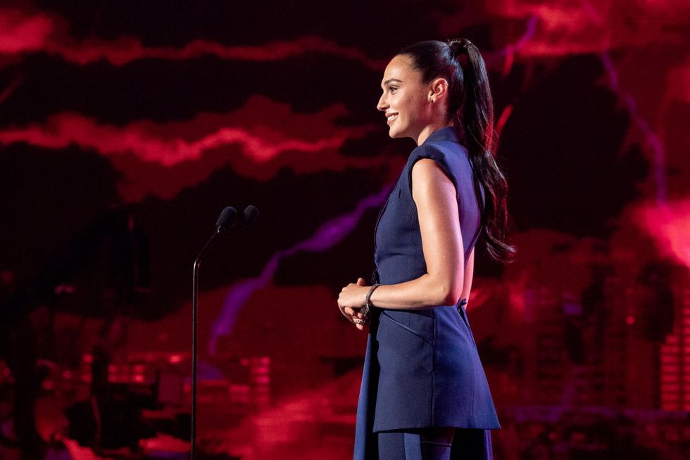 gal gadot in a ponytail and navy blue jumpsuit at the 2019 mtv movie and tv awards