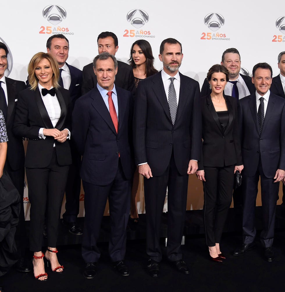 la reina letizia y susanna griso coincidieron con un esmoquin muy parecido en la gala 25 aniversario de antena 3, en 2015﻿