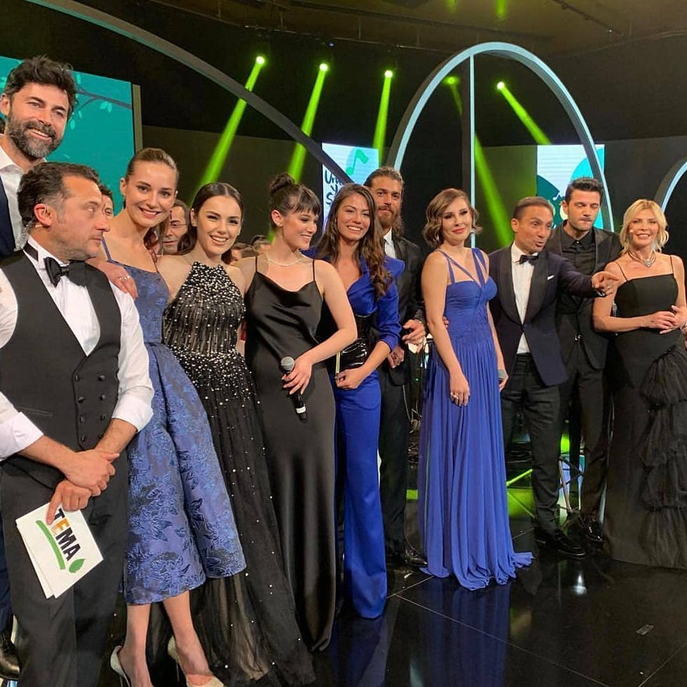 Gala Umut Yeşerten Şarkılar Can Yaman y Demet Özdemir 