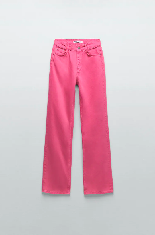 Gala González refresca camisas serias con los jeans rosas de Zara