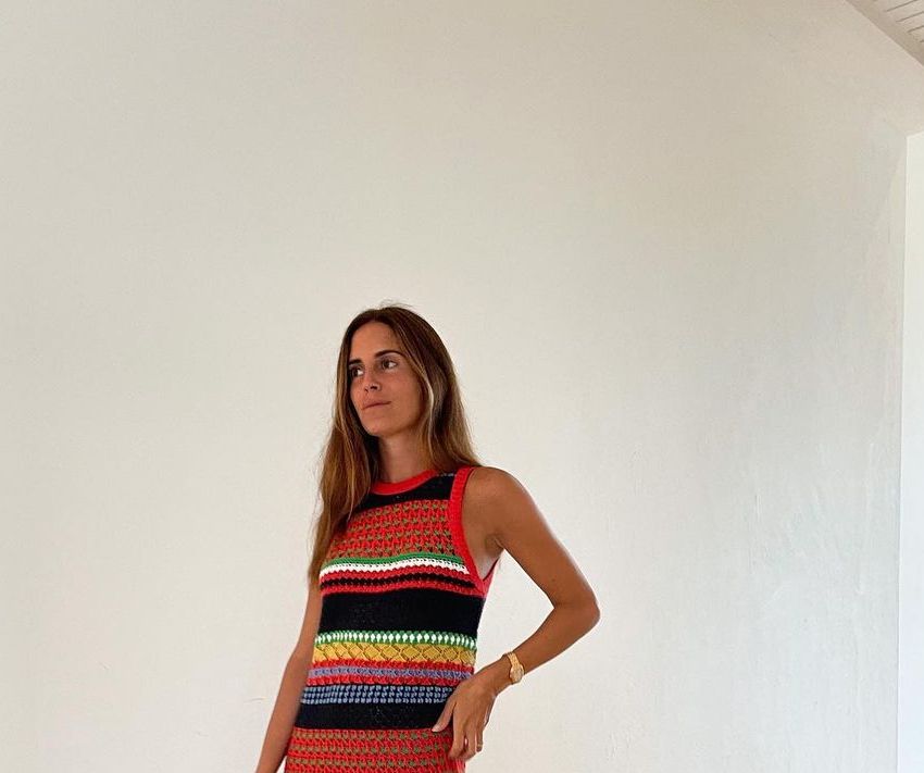 Gala González con vestido crochet de verano Mango y Converse