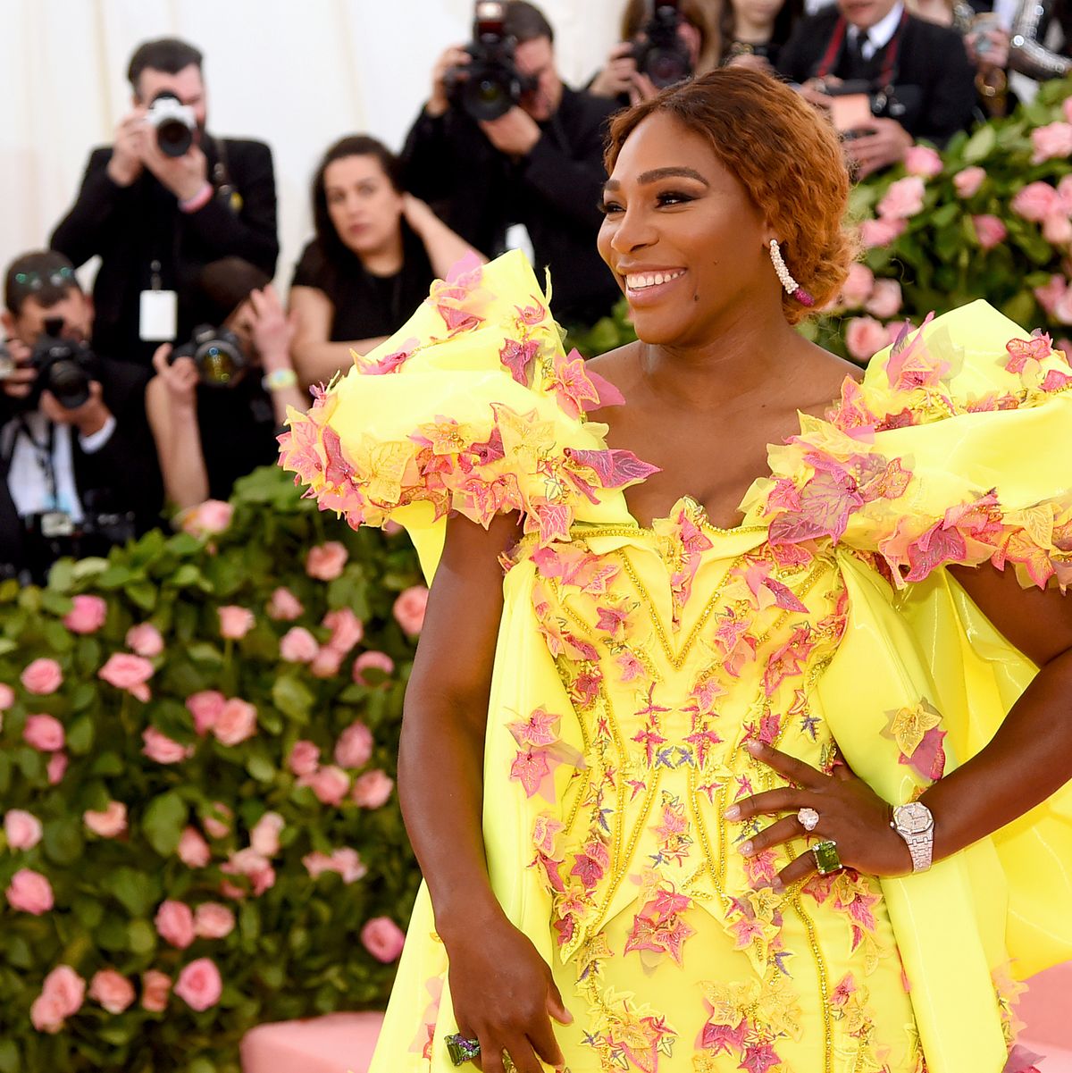 montón sonido Reunir Serena Williams aparece en la Gala MET 2019 con un vestido largo amarillo y  ¡en zapatillas de deporte Nike!