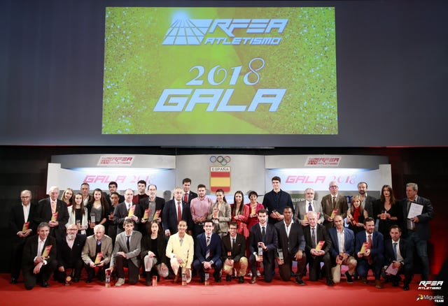 imagen de todos los premiados en la gala del atletismo rfea 2019